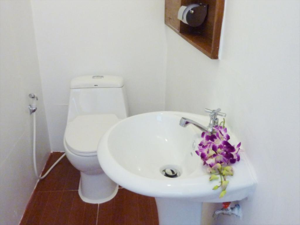 Tara Raft Hotel Kanchanaburi Room photo